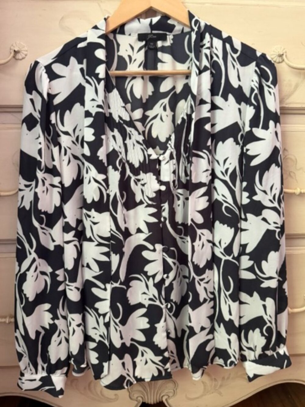 J Crew Navy & White Women's Floral Blouse w/ Bow size 10 Beautiful button detail - Picture 8 of 10